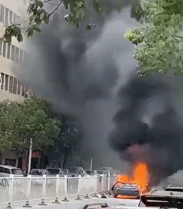 太可怕了! 东莞一小车在闹市中自燃爆炸！