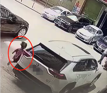 痛心！短短5秒，东莞一小孩瞬间被撞飞...