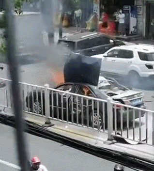 太可怕了! 东莞一小车在闹市中自燃爆炸！