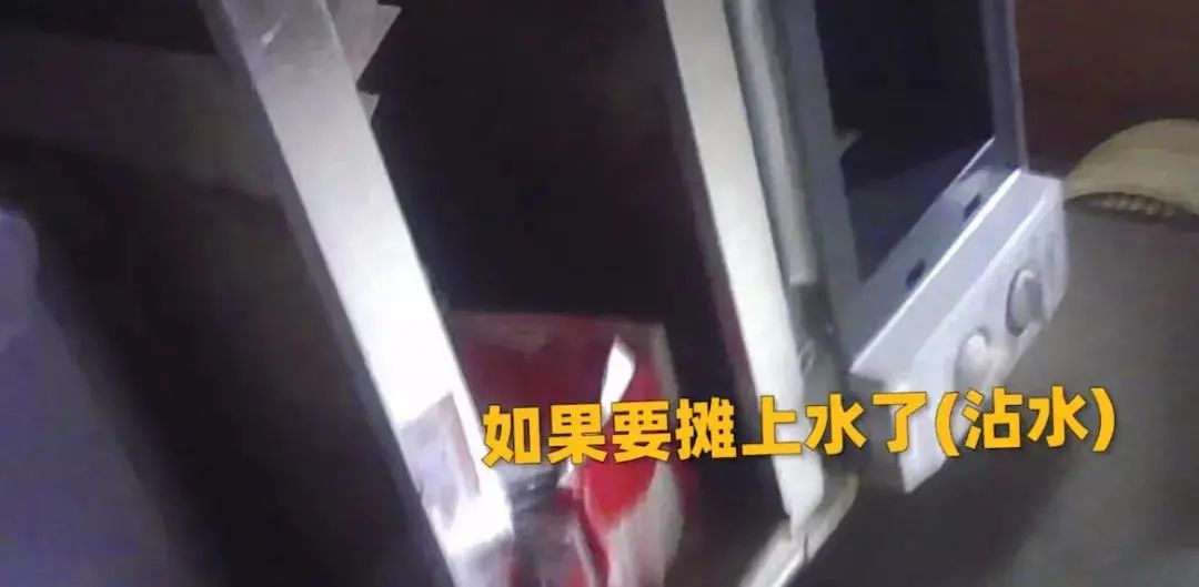 太恶心了！知名快餐被曝光！东莞人很多都吃过！
