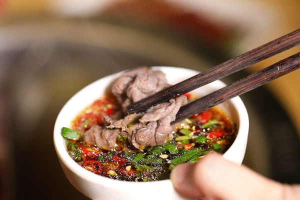 今日五折吃牛！3:00熬汤，6:00鲜肉到店，东莞口碑王「牛得囍」9块9抵100开吃！
