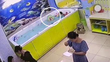 视频曝光！4岁女童泳池溺亡，旁边大人却在吃早餐...