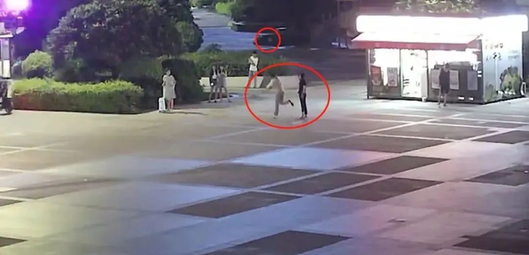 任性！东莞一情侣吵架，男方当街动手，女方举报男方酒驾…