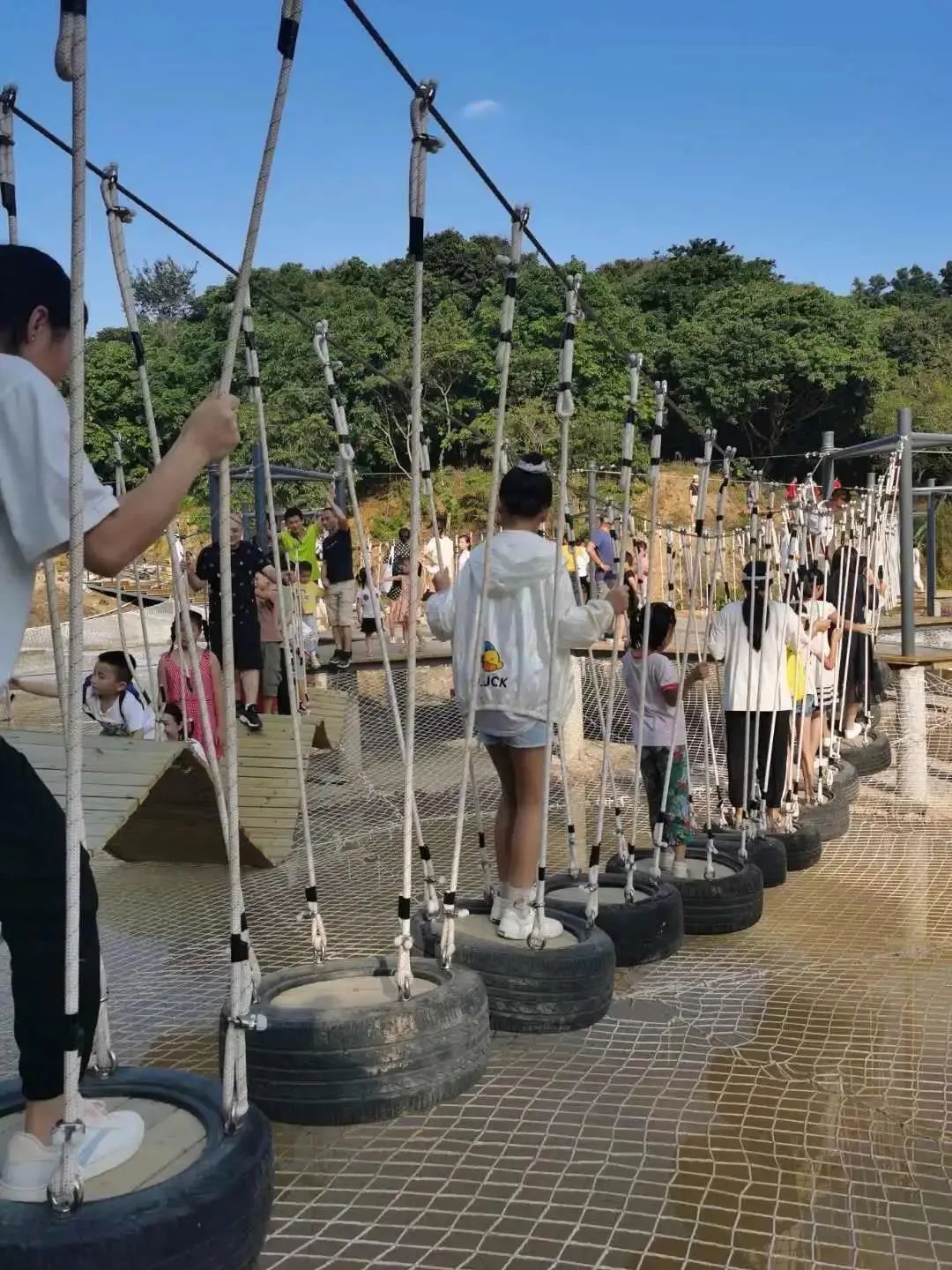 东莞耕山小寨！9.9/人秒杀！龙眼现摘免费吃，20+项特色游乐，350+亩户外农场撒欢，全家开启阳光之行！