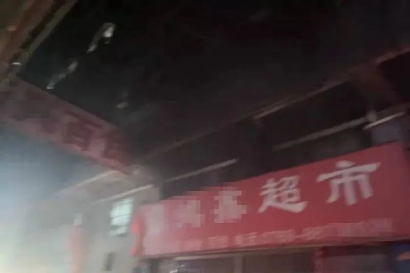 今天凌晨，紧急疏散！东莞一店铺突发火灾！现场火光冲天！