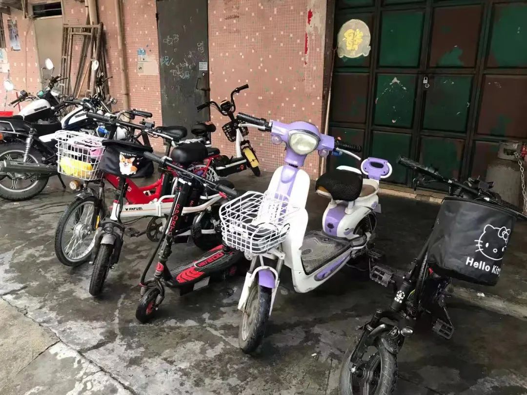 东莞一“土豪”的电动车竟摆满楼道？原来…