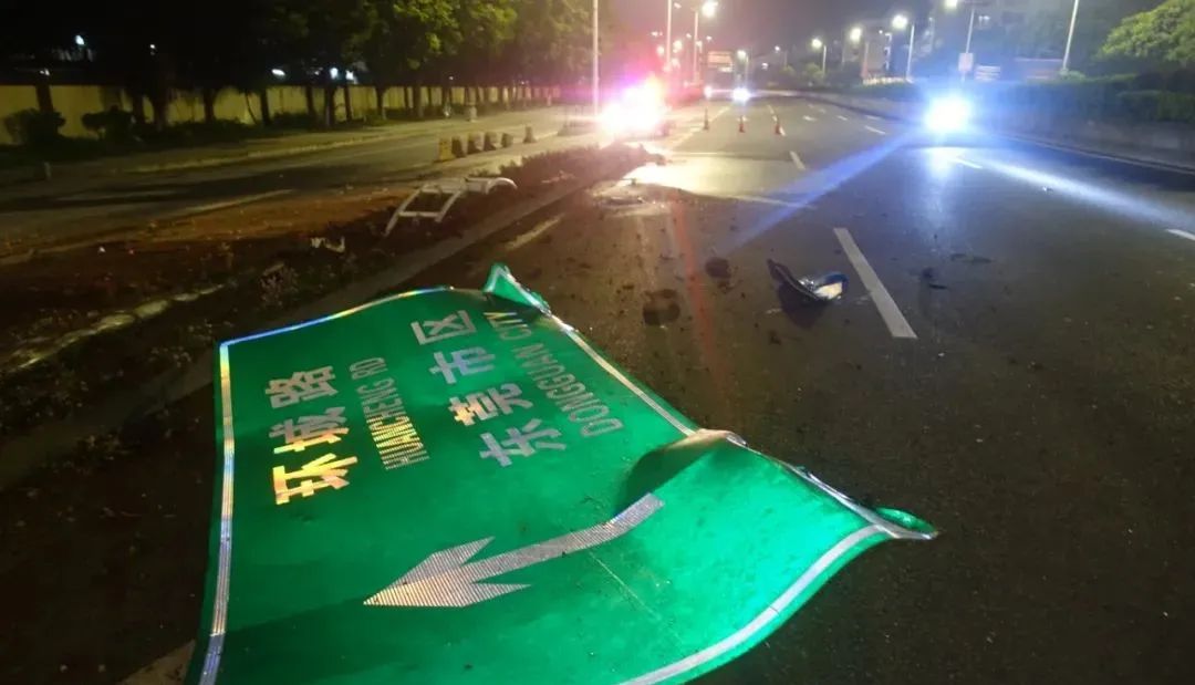 凌晨,环莞快速突然传来一声巨响…