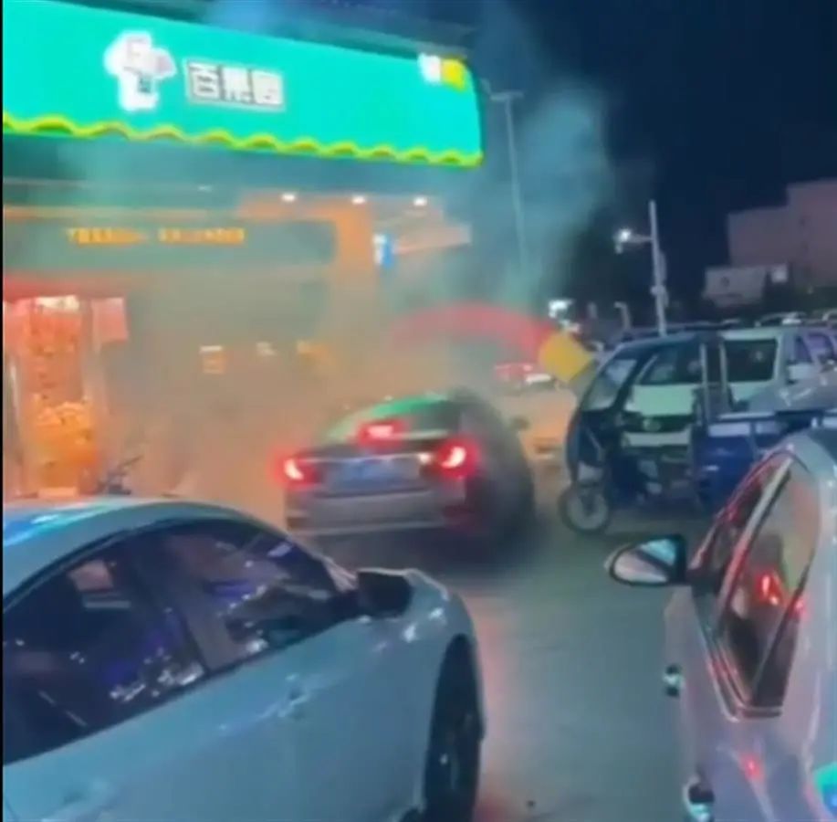 东莞一小车司机撞伤两人！强行逃逸！警方通报来了！