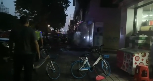 今天凌晨，紧急疏散！东莞一店铺突发火灾！现场火光冲天！