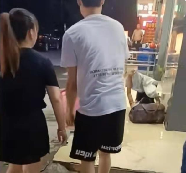 太可恶！东莞这个饭店工作人员火了！东莞人的朋友圈炸了！