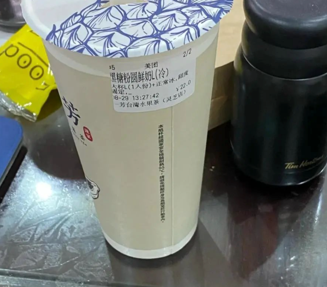 喝奶茶竟喝出蟑螂卵！这家店很多东莞人都喝过…