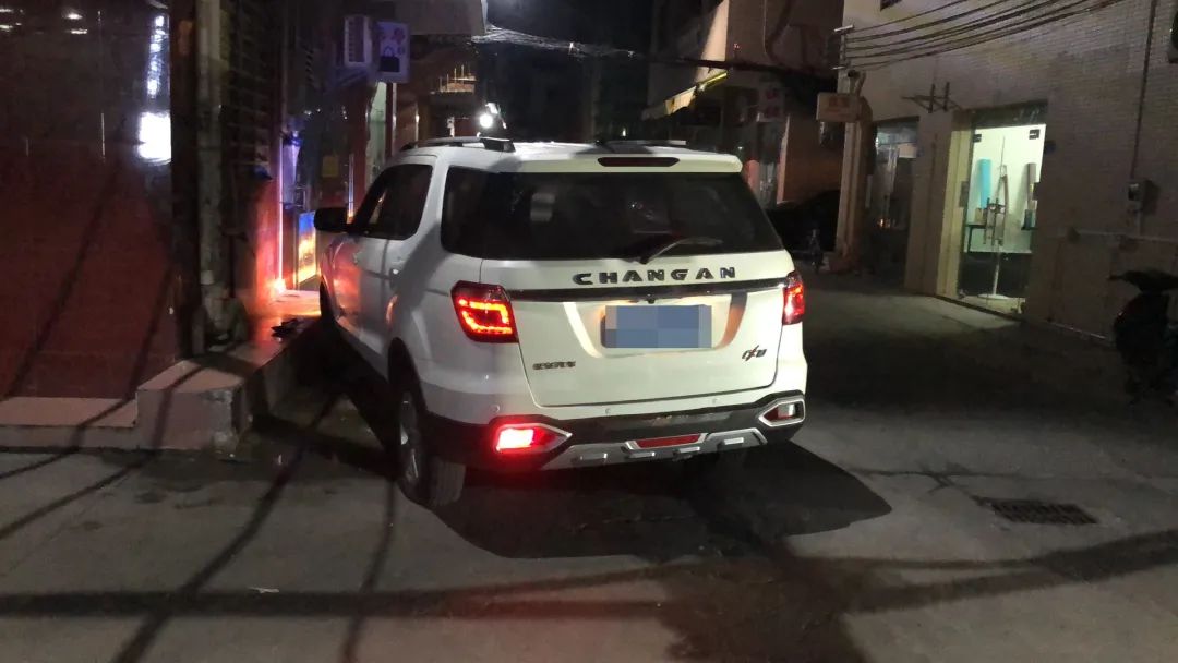 东莞一男子驾驶时，“油门当刹车”，已被采取刑事措施...