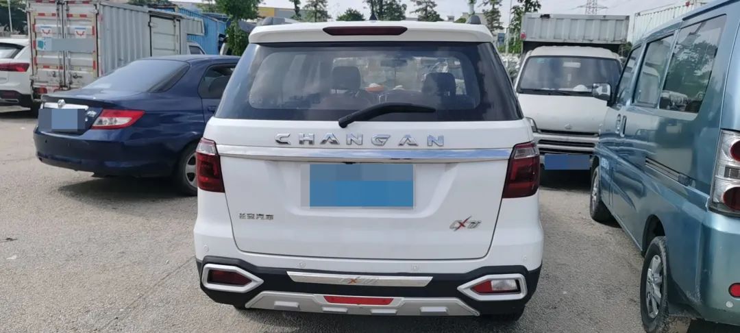 东莞一男子驾驶时，“油门当刹车”，已被采取刑事措施...