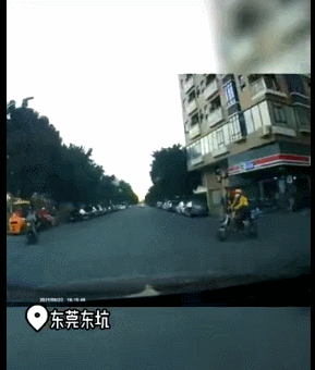 惊险！东莞一外卖小哥被撞翻，一个操作救回一命！