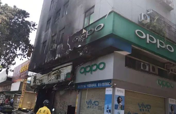 今天凌晨，紧急疏散！东莞一店铺突发火灾！现场火光冲天！