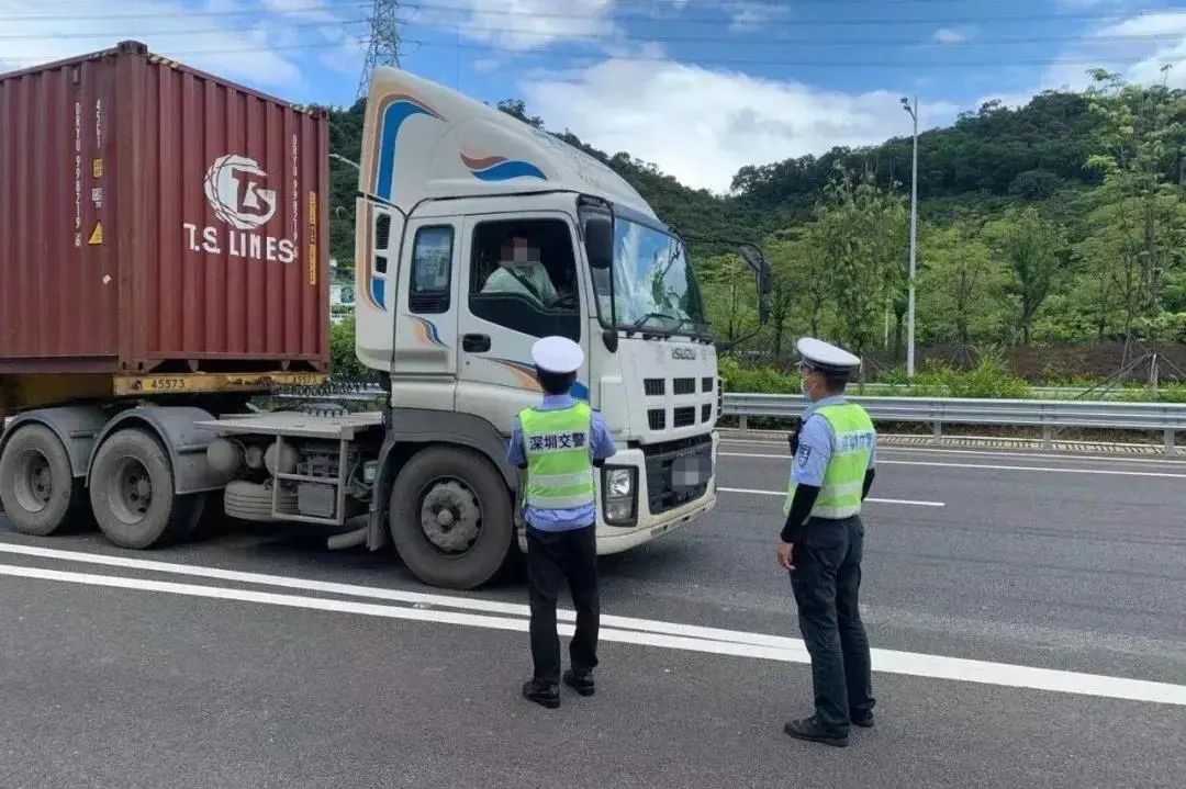 @粤S注意啦!这里全天禁止！违规一次罚300！交警严查！