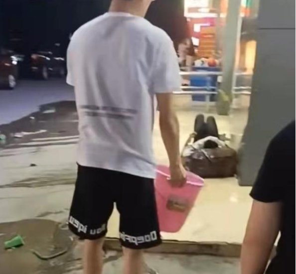 太可恶！东莞这个饭店工作人员火了！东莞人的朋友圈炸了！