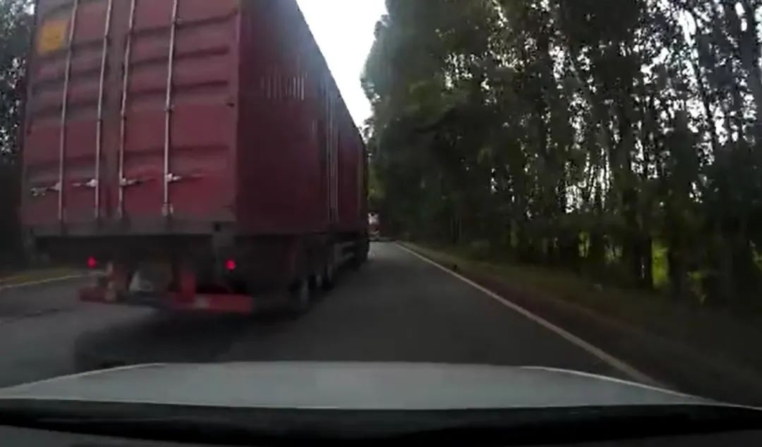 惊险！东莞这两个司机火了！大货车“神龙摆尾”和小轿车上演“生死别斗”