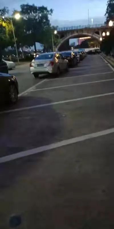 曝光！东莞多名车主竟"圈"地霸车位！