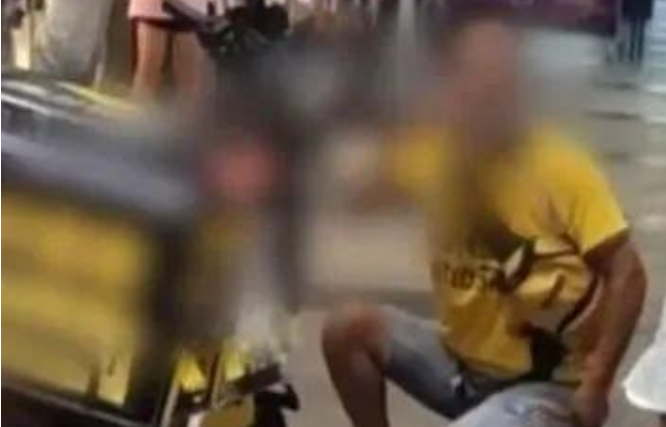 送餐车乱停被锁，东莞一外卖小哥崩溃大哭…