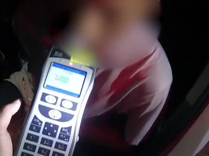 尴尬！东莞一男子半夜见交警吓到当街“失禁”，一查竟是……