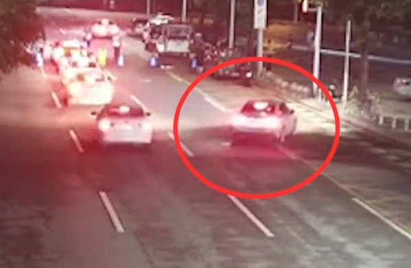 尴尬！东莞一男子半夜见交警吓到当街“失禁”，一查竟是……