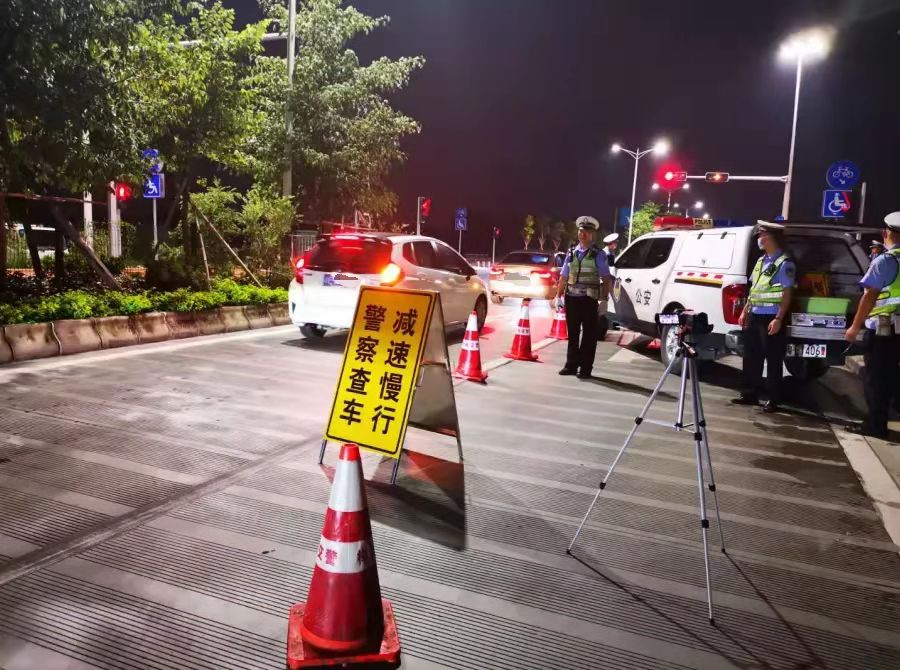 尴尬！东莞一男子半夜见交警吓到当街“失禁”，一查竟是……