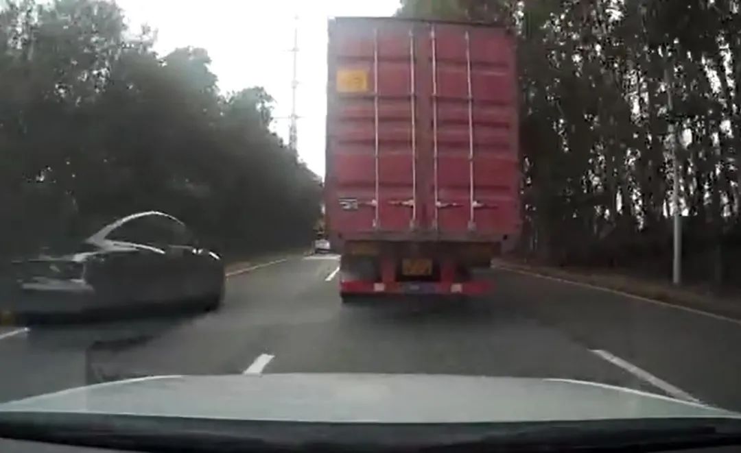 惊险！东莞这两个司机火了！大货车“神龙摆尾”和小轿车上演“生死别斗”