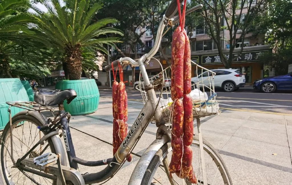 东莞人又开始“凡尔晒”了！穷点都挂不起！