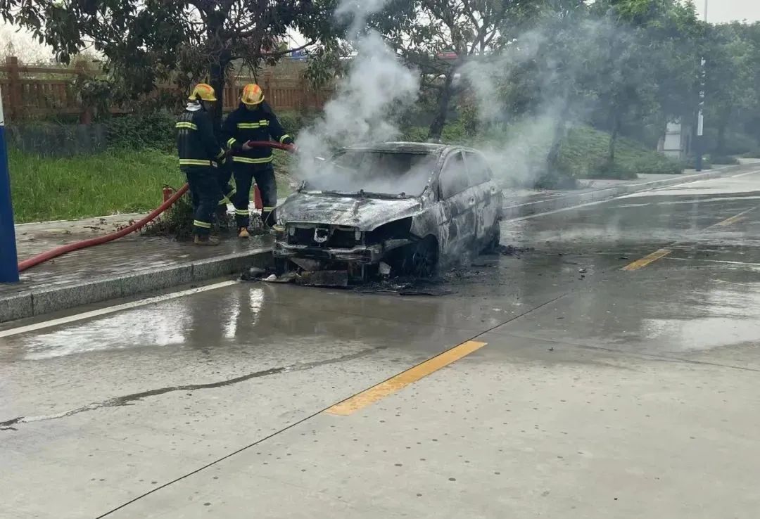 太可怕了！东莞一新能源车突发爆燃！现场被烧得只剩骨架……