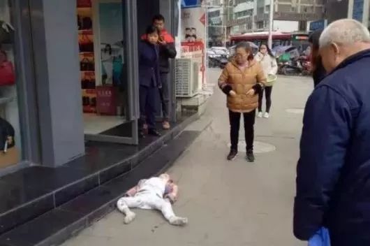 痛心！广东一3岁男童突然坠亡，事发时家里无人看管……