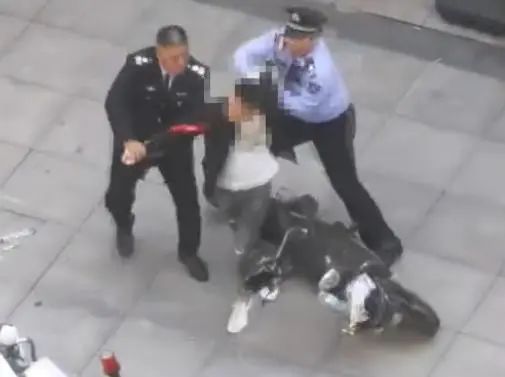 曝光！​东莞校园骑电动车，竟被保安要求下跪！
