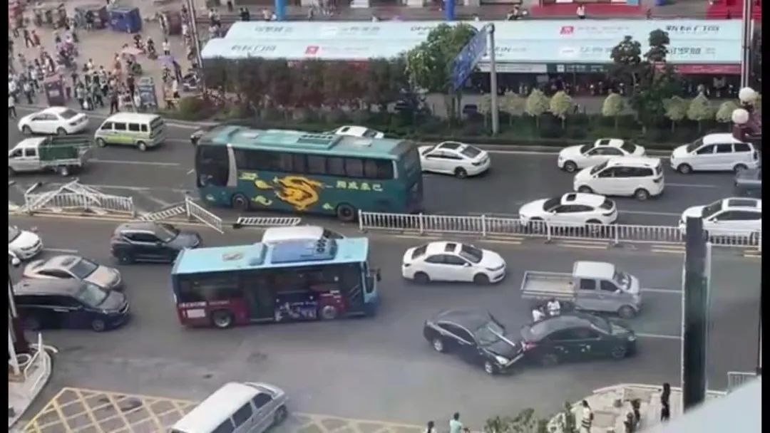 突发！东莞这个地方发生多车事故！现场惨不忍睹！