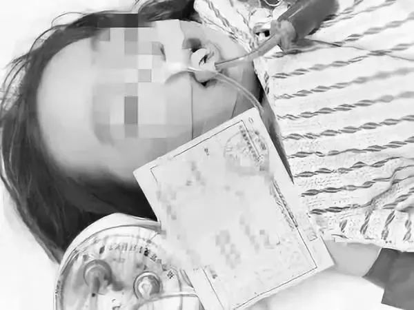 痛心！广东一3岁男童突然坠亡，事发时家里无人看管……