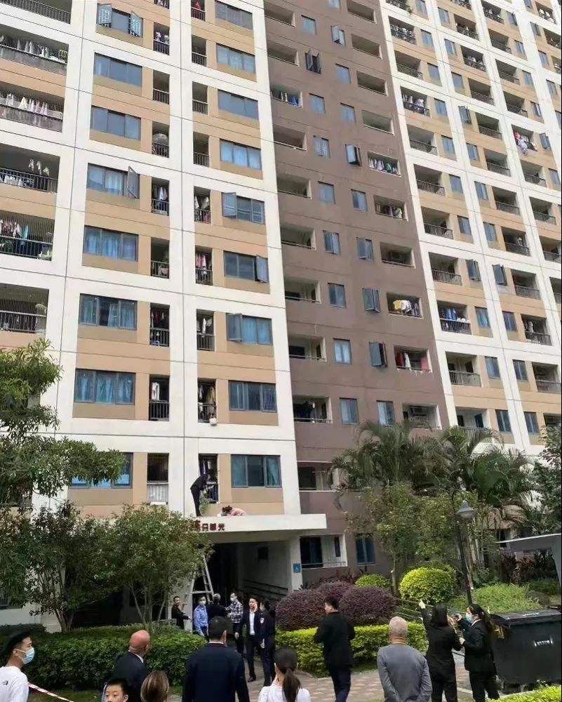 痛心！广东一3岁男童突然坠亡，事发时家里无人看管……