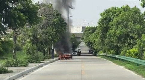 太可怕了！东莞一新能源车突发爆燃！现场被烧得只剩骨架……
