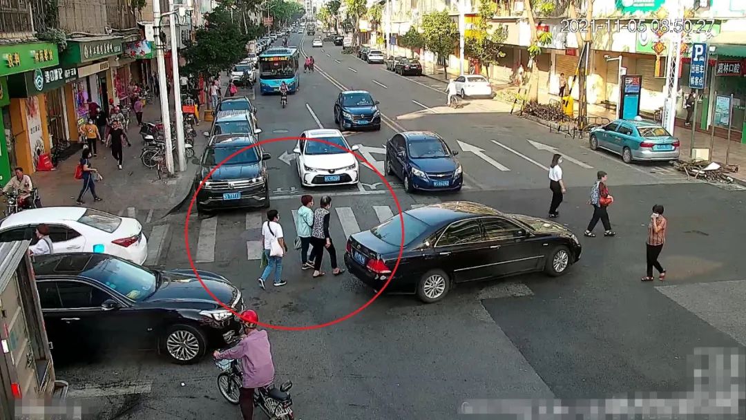 不止一次在东莞作案！“小学老师”街头演戏，几分钟后被端了…