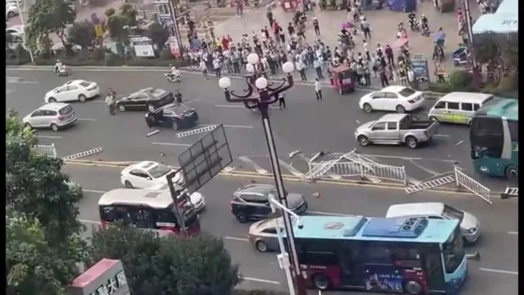 突发！东莞这个地方发生多车事故！现场惨不忍睹！