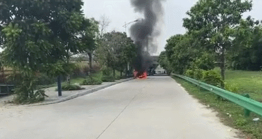 太可怕了！东莞一新能源车突发爆燃！现场被烧得只剩骨架……