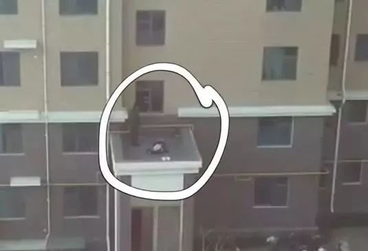 痛心！广东一3岁男童突然坠亡，事发时家里无人看管……