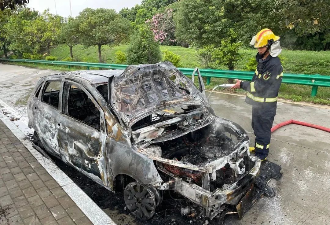 太可怕了!东莞一新能源车突发爆燃!现场被烧得只剩骨架……