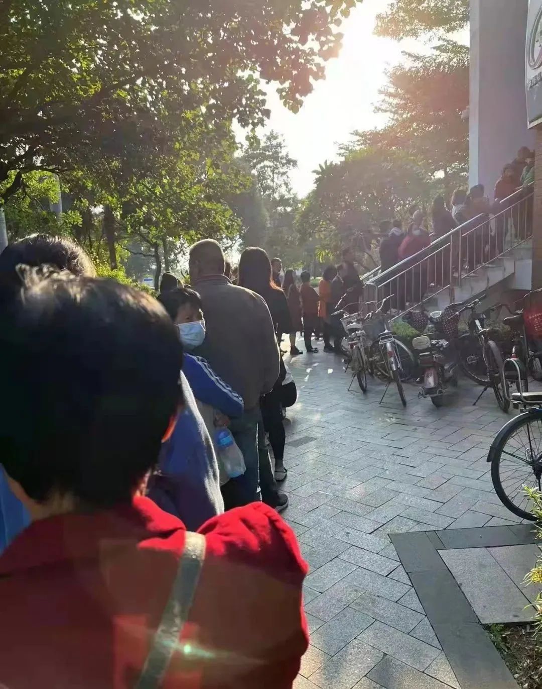 突发!东莞多小区出现排队!这涨价了.....