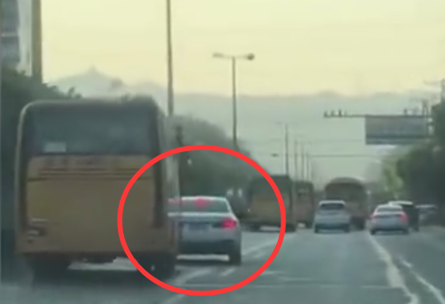惊险！东莞惊现霸道校车？路上乱"漂移"！
