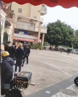 惊险！东莞一醉汉追路人打！幸好.....