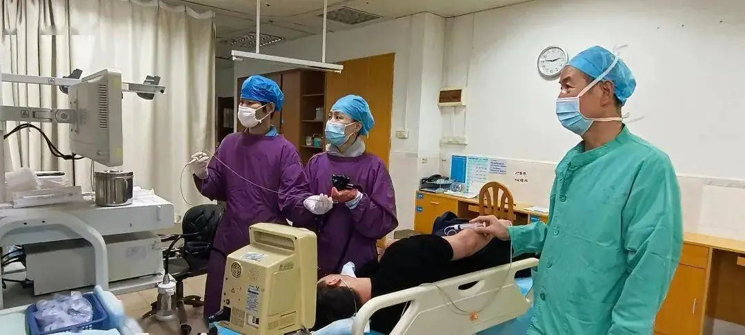东莞一18岁女生吃麻辣烫，竟将17厘米长的勺子吞下肚……