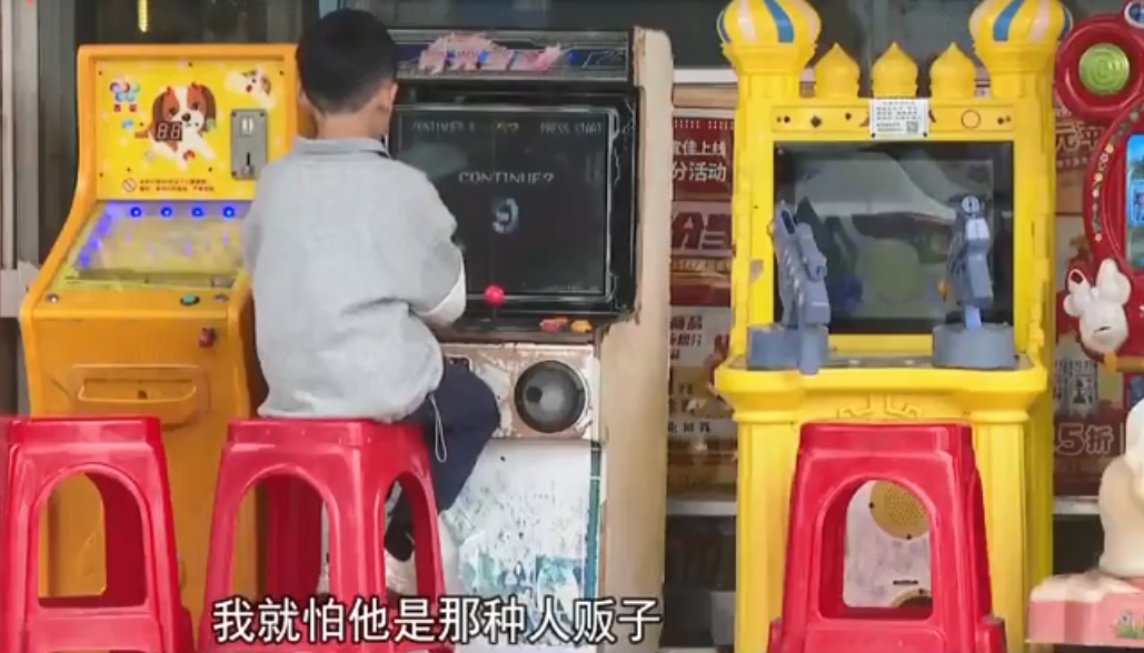 惊险！东莞一醉汉追路人打！幸好.....