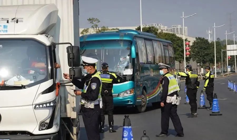 惊险！东莞一醉汉追路人打！幸好.....