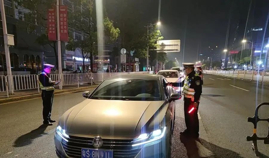 惊险！东莞一醉汉追路人打！幸好.....