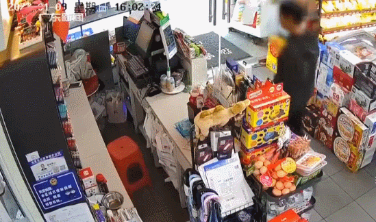 惊险！东莞一醉汉追路人打！幸好.....