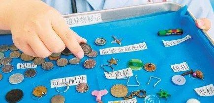东莞一18岁女生吃麻辣烫，竟将17厘米长的勺子吞下肚……